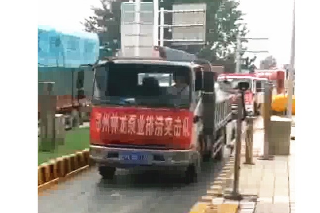 我公司新組織的搶險(xiǎn)排澇設(shè)備及人員，出發(fā)馳援焦作災(zāi)區(qū)，兄弟們辛苦了，加油！