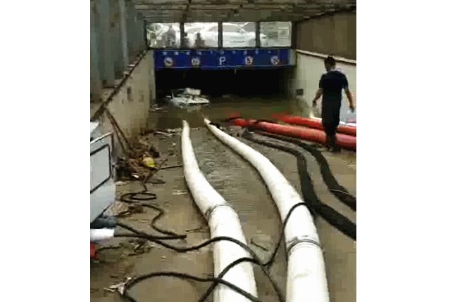 二環(huán)支路沙口路，山東消防兩臺，我們?nèi)_潛水泵同時(shí)運(yùn)行，一切正常了